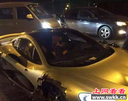 千万豪车追尾轿车