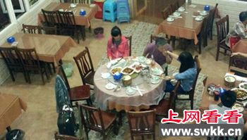 强吻女生副教授称不在意