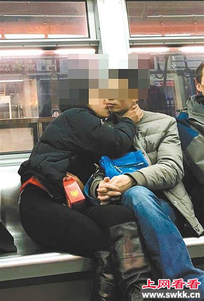 情侣地铁当众接吻
