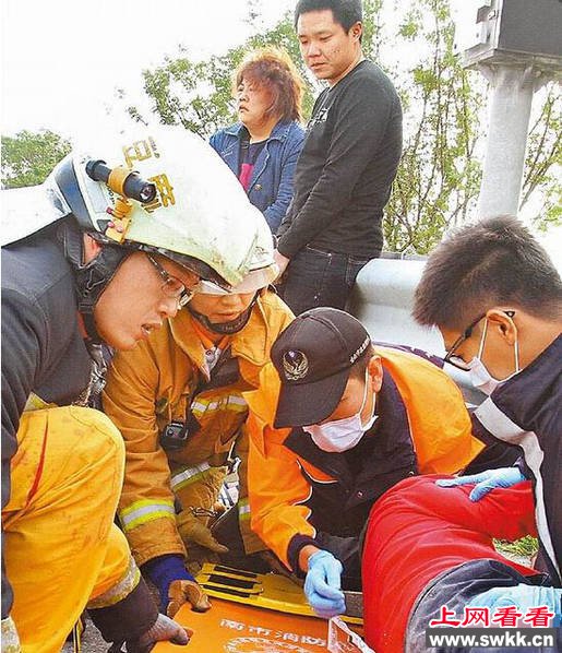 情侣肇事致9伤亡