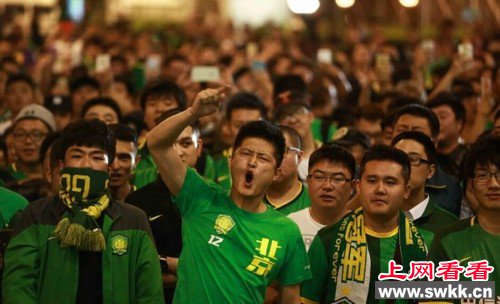 球迷围堵俱乐部