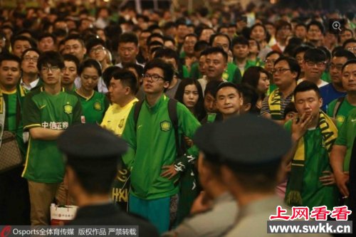 球迷围堵俱乐部