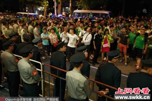 球迷围堵俱乐部