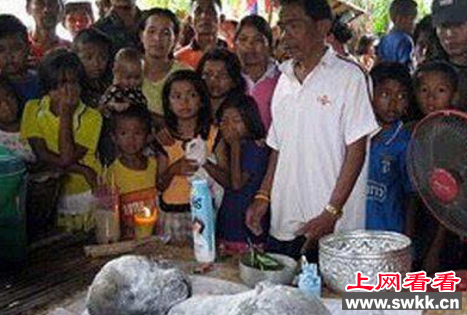 德媒体称泰国村民祭拜不明生物