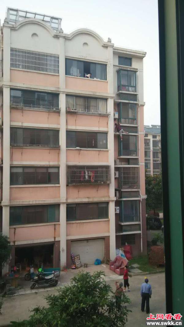徒手爬六楼救女童