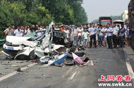 西禹高速8车连撞