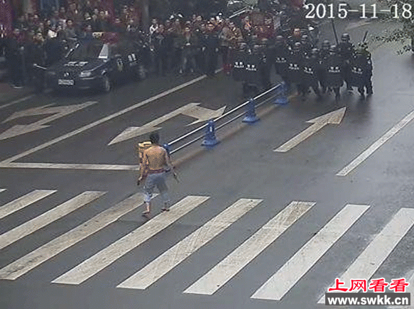 吸毒男子对峙特警
