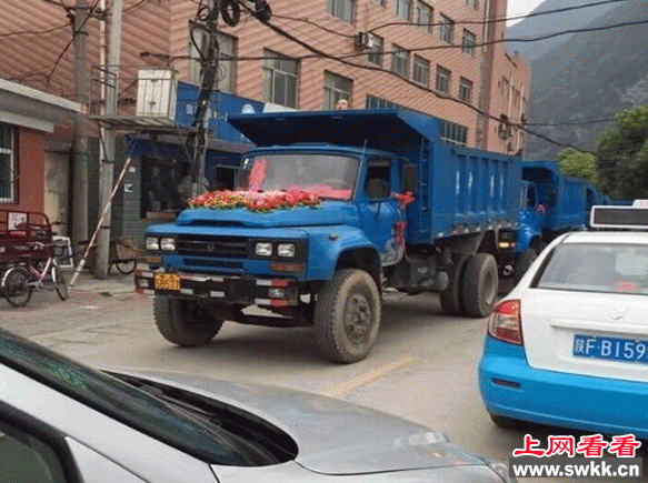 小伙婚礼用卡车迎亲