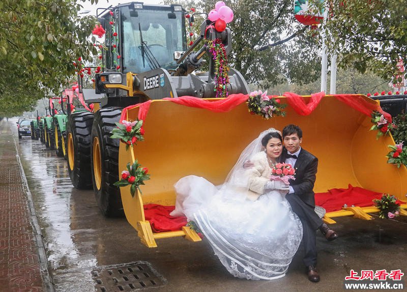 小伙挖掘机当婚车