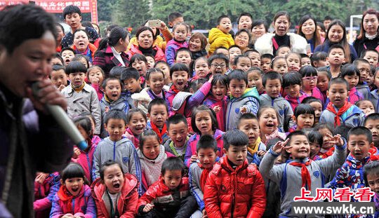 小学组织学生看杀猪