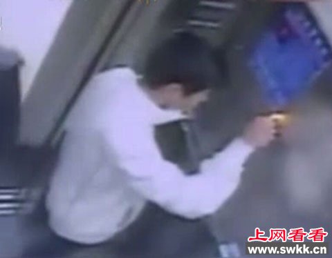 熊孩子致电梯烧毁