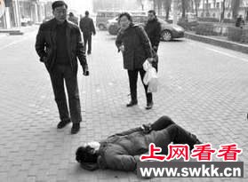 医生救老妇反被骂
