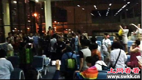 游客大闹曼谷机场