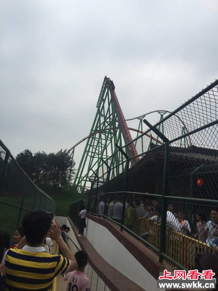 游客悬70米高空