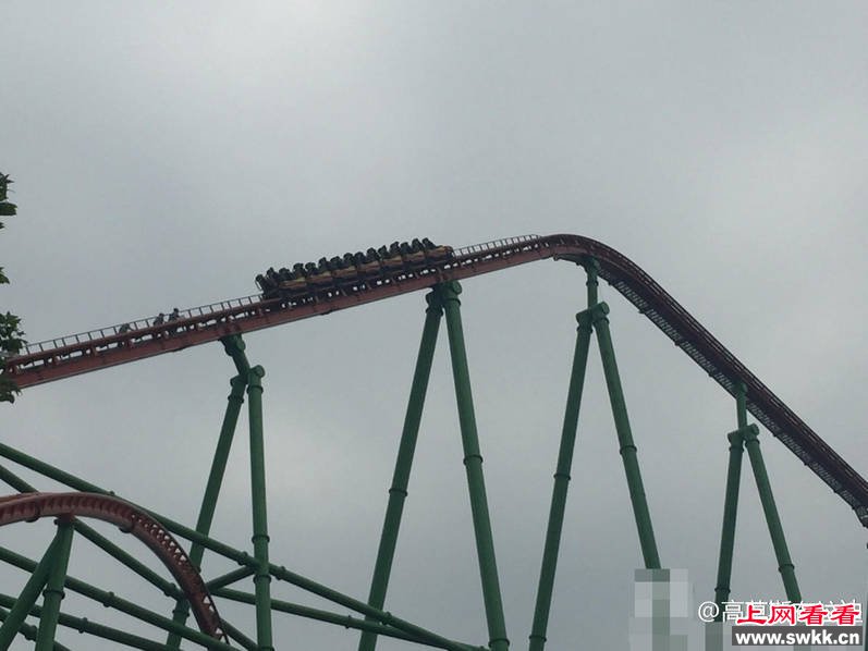 游客悬70米高空