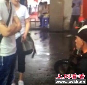 雨天下跪被扇耳光