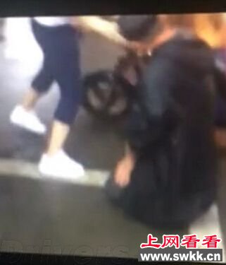 雨天下跪被扇耳光