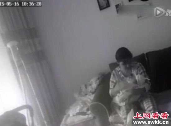 月嫂猛扇新生儿