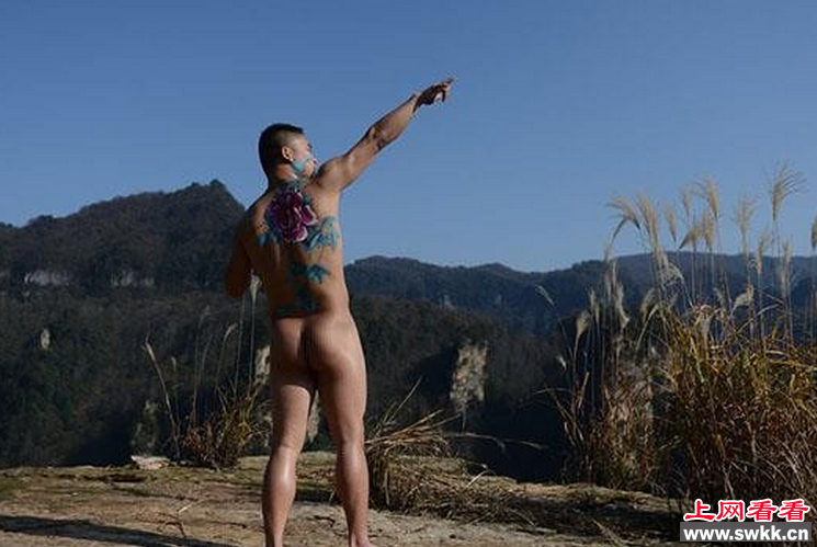 张家界男子悬崖全裸秀