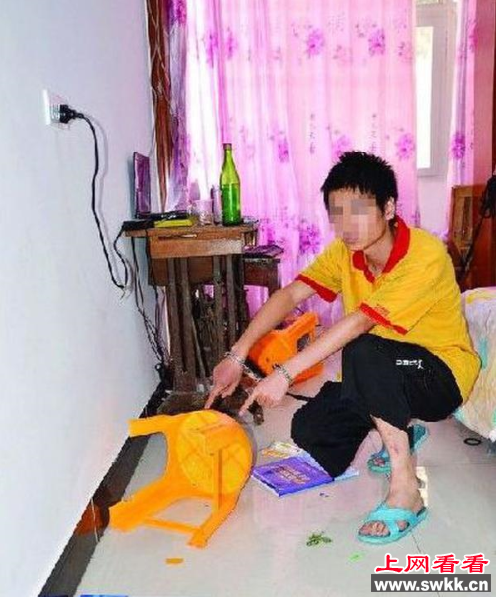 丈夫打死裸聊妻子 嫌疑人现场指认