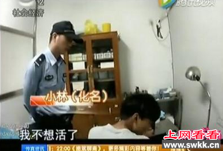 直播用眼镜蛇自杀