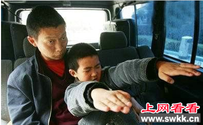 重庆男孩变僵尸