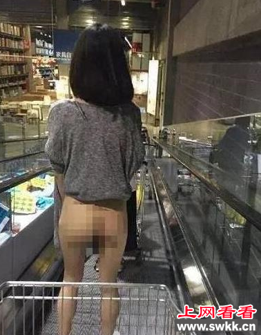 商场裸露女子
