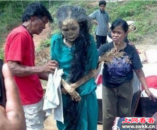 千年古墓走出活女尸