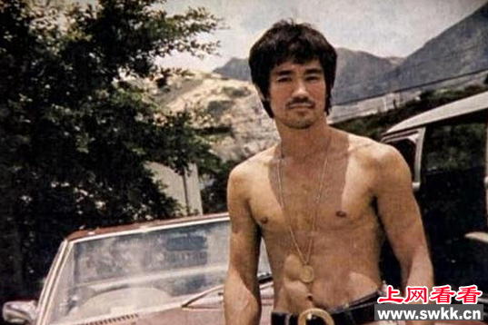 年轻时的李小龙