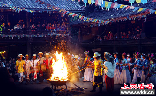 走婚族的篝火晚会
