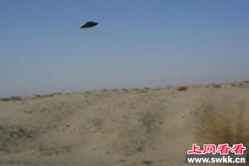 ufo出现在沙漠