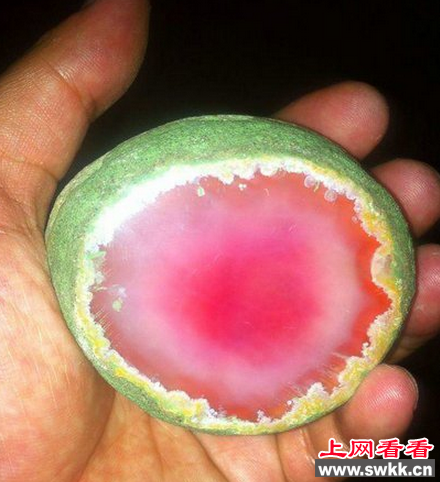 发光陨石