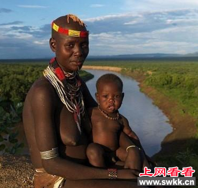 妇女生15个孩子喂鳄鱼