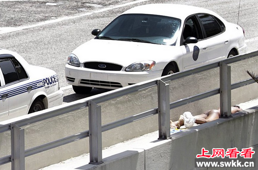 美国一男子当街啃食人脸被警方击毙
