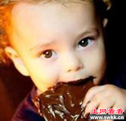 一岁幼童咬死毒蛇 自己毫发无损