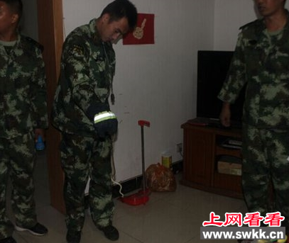 乌梢蛇闯入民宅 民警将其抓住解忧