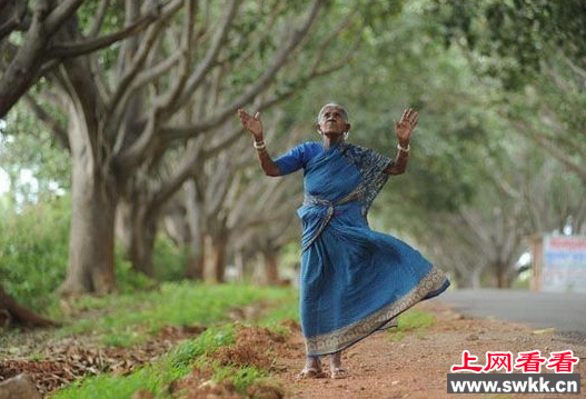 印度老妇照看400棵菩提树 如亲生儿子一般对待