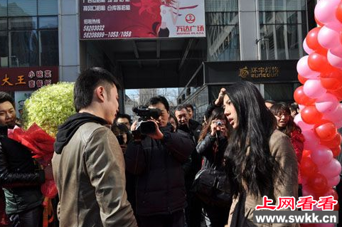 男子手捧绿玫瑰求婚