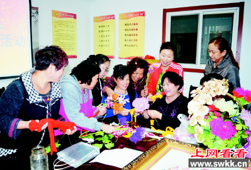 大妈制作精美手工牡丹花 路人围观问价