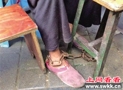 八旬老人脚栓铁链