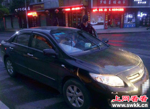 司机酒驾 等红绿灯时睡着