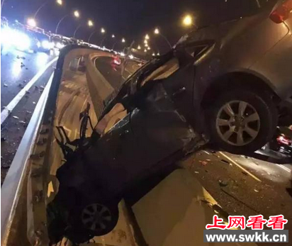奥迪深夜飞跃高架