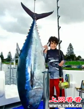 10岁男童钓到116公斤蓝鳍金枪鱼