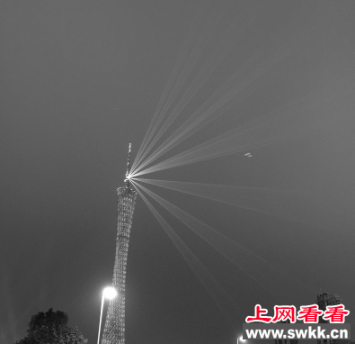 不明飞行物飞过广州塔