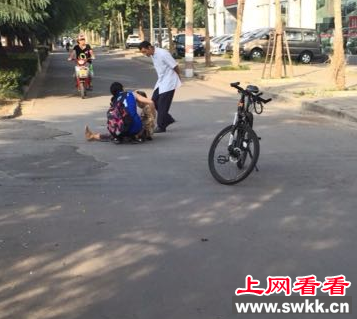 安徽扶老人女生