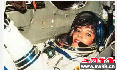 女宇航员太空离奇受孕生子