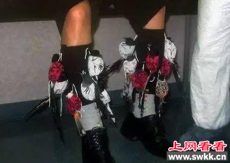 男子裤腿藏数十只黑鹊鸲欲偷渡 