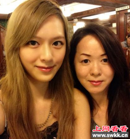 香港小姐冠军冯盈盈漂亮妈妈走红！