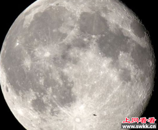 月球上惊现不明飞行物