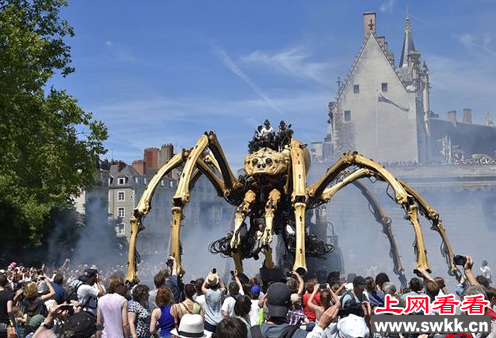 外星生物入侵？法国巨型机械蜘蛛现身街头